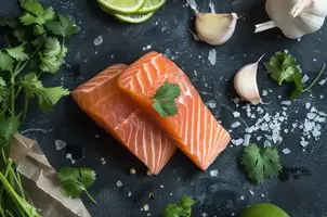 Saumon mariné au citron vert, piment habanero et coriandre