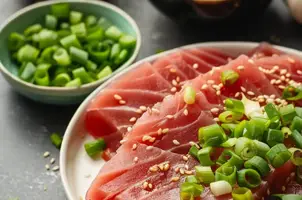 Thon mariné à la sauce soja, gingembre et ail avec oignons verts