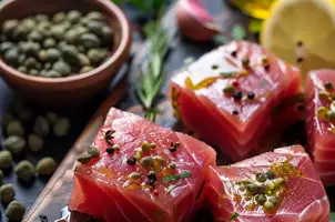 Délice de thon à la moutarde de Dijon et câpres, parfumé aux herbes de Provence et citron