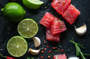 Délice de thon au citron vert et piment avec ail et oignon