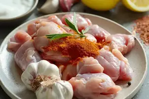 Poulet mariné au yaourt et épices garam masala, un voyage de saveurs citronnées