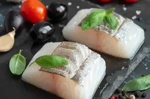 Délice de morue aux tomates cerises, olives noires et basilic