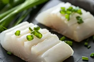 Délice de morue à la citronnelle et gingembre, parfumé à la coriandre