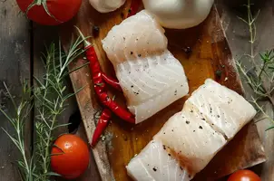 Délice de morue à l'huile de palme et aux tomates épicées