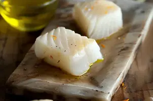 Délice de morue au safran et à l'ail, parfumé au jus de citron et huile d'olive