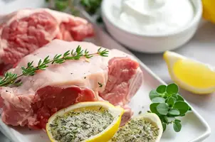 Porc mariné au yaourt grec et aux saveurs méditerranéennes
