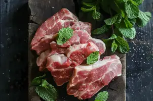 Porc mariné au yaourt et aux épices, parfumé à la menthe fraîche