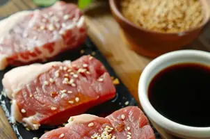 Porc caramélisé au miel et gingembre, éclats de sésame